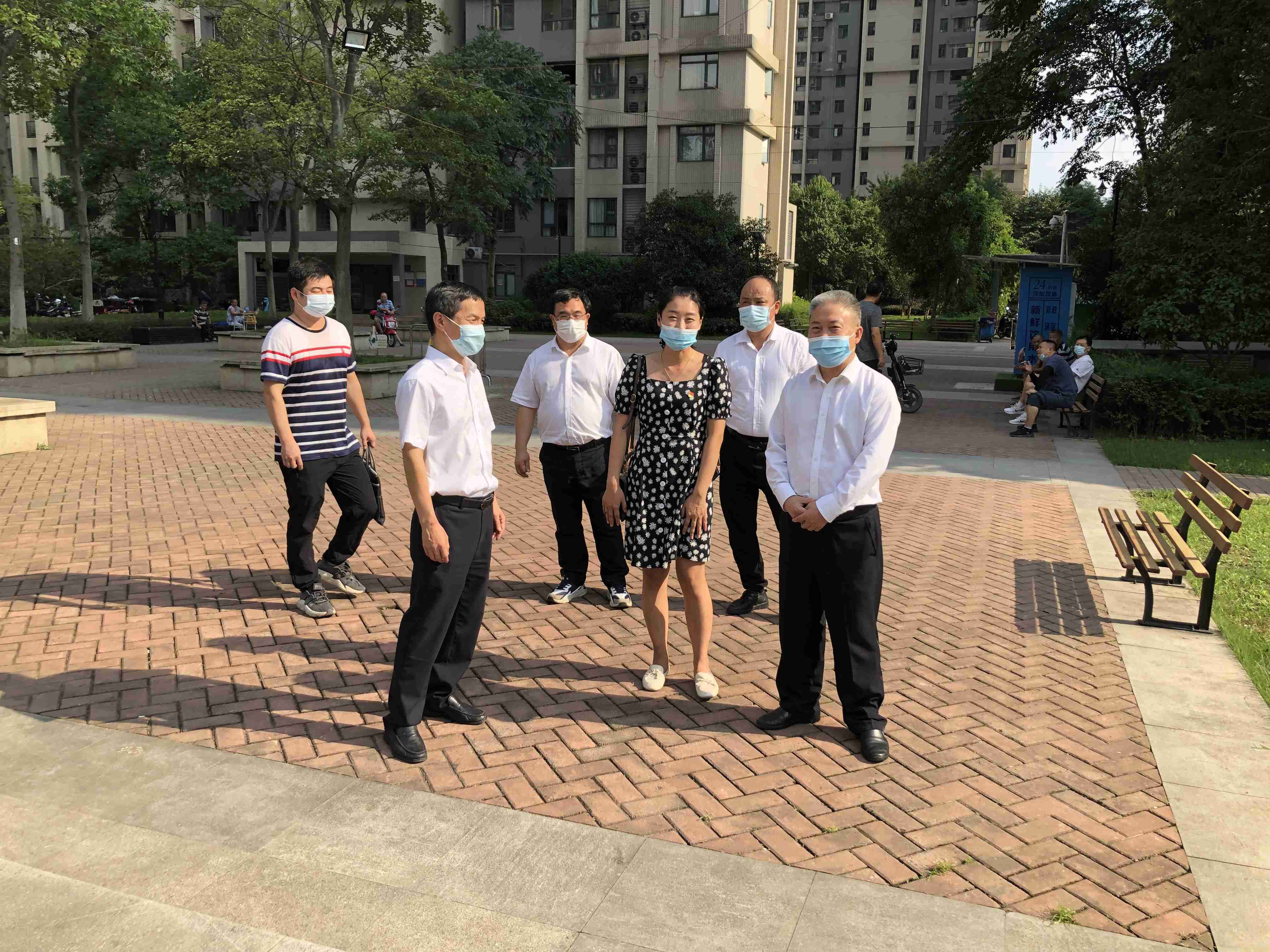 城建集團(tuán)黨委委員、紀(jì)委書記楊杰在社區(qū)檢查修復(fù)工作.jpg